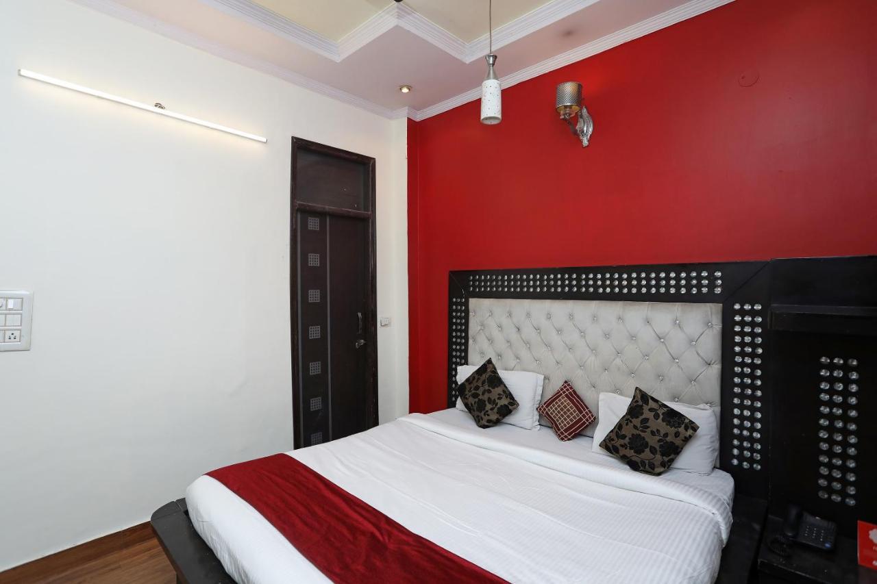 Oyo Stay The Castle Near M2K Cinemas Rohini Nuova Delhi Esterno foto
